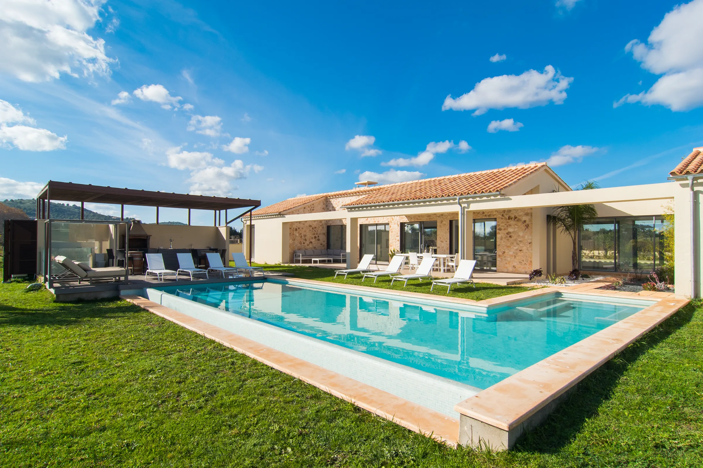 Vivienda ES MALLOL con piscina y grandes huecos