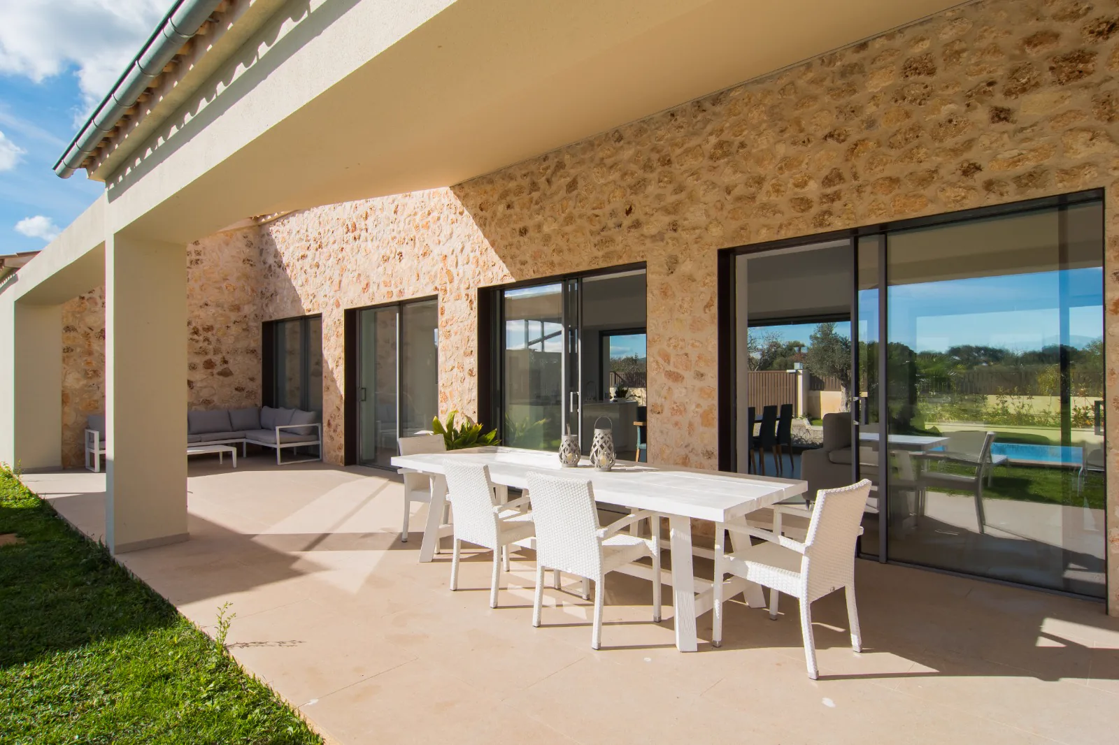 Gran corredera en vivienda contemporánea