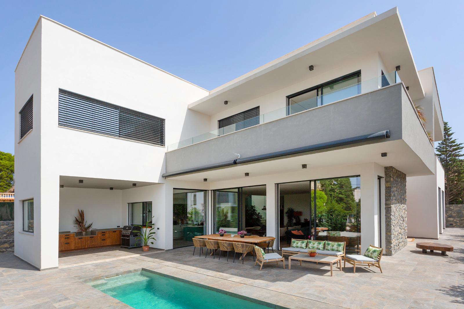 ventana de aluminio blanca instalada en vivienda en Mallorca