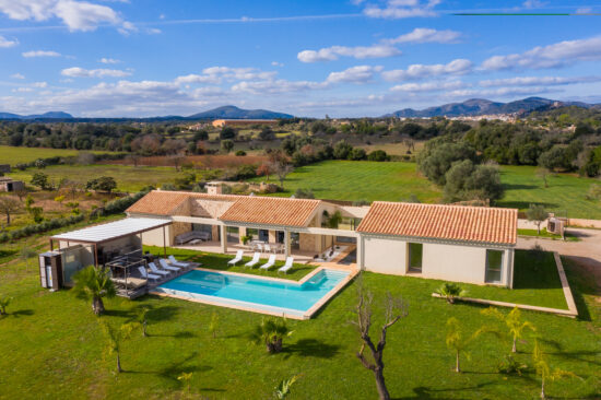 Casa de campo moderna con piscina