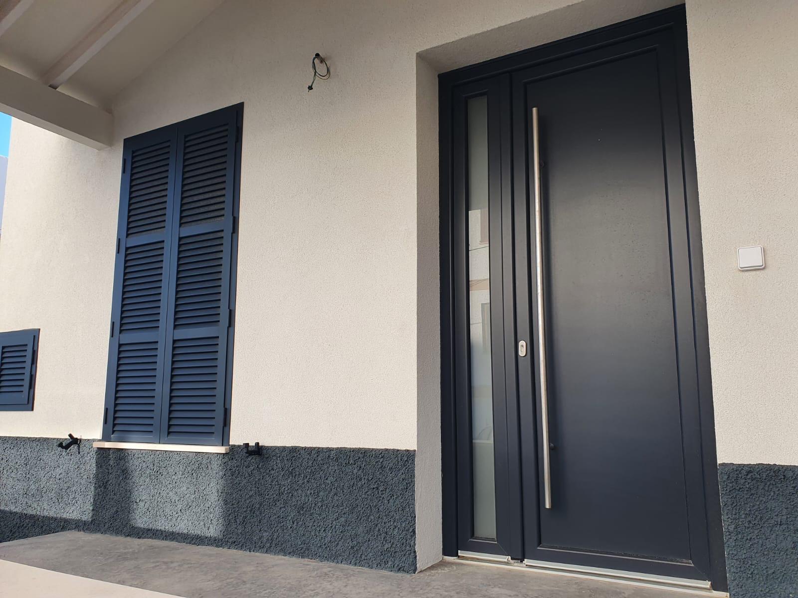 Puertas de aluminio a medida en Mallorca: diseño, instalación y mantenimiento